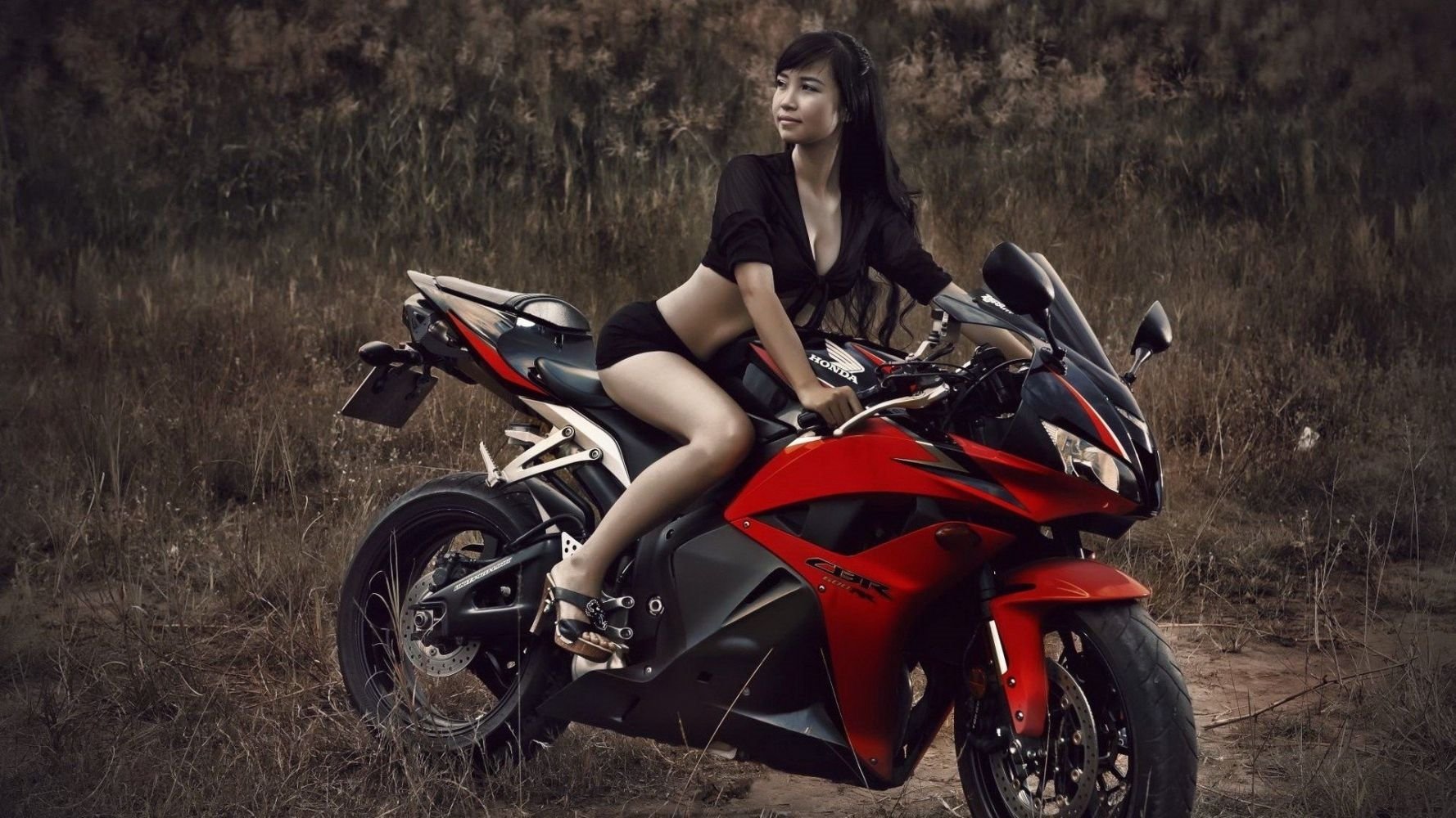 Fitness girls and bikes in Shaoguan
